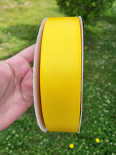 Cargar imagen en el visor de la galería, Satin 1.5 pulg color amarillo 100 yardas doble cara

