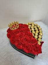 Cargar imagen en el visor de la galería, Corazón 18 rosas chocolates coronas en caja
