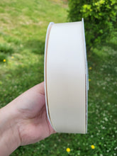 Cargar imagen en el visor de la galería, Satin 1.5 pulg color ivory 100 yardas doble cara
