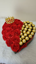 Cargar imagen en el visor de la galería, Corazón 18 rosas chocolates coronas en caja
