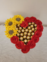 Cargar imagen en el visor de la galería, Corazon grande rosas eternas girasoles y chocolates
