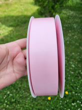 Cargar imagen en el visor de la galería, Satin 1.5 pulg color Pearl pink 100 yardas doble cara
