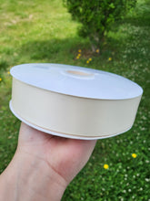 Cargar imagen en el visor de la galería, Satin 1.5 pulg color ivory 100 yardas doble cara
