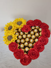 Cargar imagen en el visor de la galería, Corazon grande rosas eternas girasoles y chocolates
